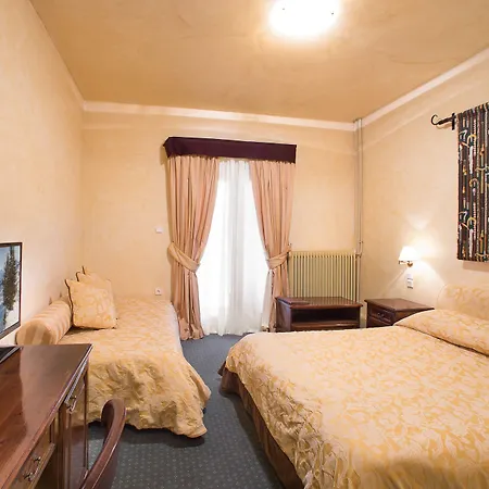 Country Club & فندق Mikrón Khoríon