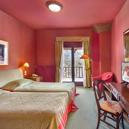 Country Club & Mikrón Khoríon